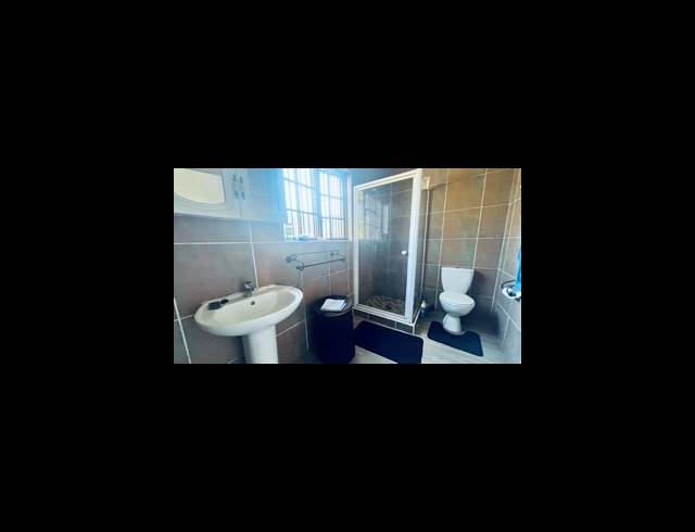 1 BEDROOM FLAT TO LET IN HILLCREST CENTRAL